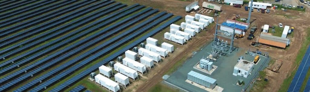 Conteneurs de stockage d'énergie par batterie sur un site REDEN